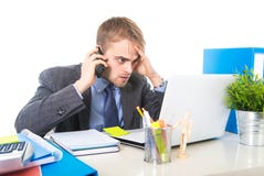 Le jeune homme d'affaires a inquiété parler fatigué au téléphone portable dans l'effort de douleur de bureau photographie stock Le jeune homme d'affaires a inquiété parler fatigué au téléphone portable dans l'effort de douleur de bureau photographie stock