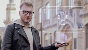 Le jeune homme futé avec des verres montre à un hologramme conceptuel le robot moderne simple Le jeune homme futé avec des verres montre à un hologramme conceptuel le robot moderne simple