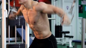 Le jeune homme sportif exécutent des exercices de muscle Le jeune homme sportif exécutent des exercices de muscle