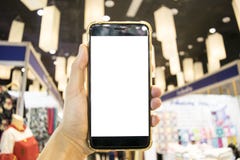 Le jeune homme utilise son téléphone portable pour prendre des photos de ses souvenirs photo stock Le jeune homme utilise son téléphone portable pour prendre des photos de ses souvenirs photo stock