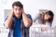 Le jeune papa ne peut pas tenir pleurer de bébé photos stock Le jeune papa ne peut pas tenir pleurer de bébé photos stock