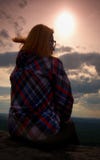 Le jeune randonneur de fille de cheveux blonds prend un repos sur la crête de la montagne Images stock Le jeune randonneur de fille de cheveux blonds prend un repos sur la crête de la montagne Images stock