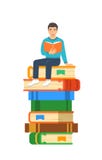 Le jeune étudiant asiatique de garçon s'assied sur la pile de livres géants Photos libres de droits Le jeune étudiant asiatique de garçon s'assied sur la pile de livres géants Photos libres de droits
