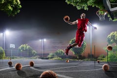 Le joueur de basket établit sur la cour de nuit photographie stock Le joueur de basket établit sur la cour de nuit photographie stock