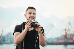 Le journaliste aime son travail Portrait du photographe beau heureux heureux souriant largement tout en regardant de côté et photos libres de droits Le journaliste aime son travail Portrait du photographe beau heureux heureux souriant largement tout en regardant de côté et photos libres de droits