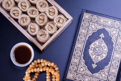 Le knafeh du Moyen-Orient de nid de Bulbul de dessert a servi avec du café noir arabe Qahwah Vue supérieure de la photographie de image libre de droits Le knafeh du Moyen-Orient de nid de Bulbul de dessert a servi avec du café noir arabe Qahwah Vue supérieure de la photographie de image libre de droits