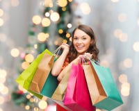 Le kvinnan med färgrika shoppingpåsar arkivbild Le kvinnan med färgrika shoppingpåsar arkivbild