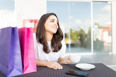 Le kvinnan som har kaffe, når att ha shoppat i kafé på gallerian royaltyfri foto Le kvinnan som har kaffe, når att ha shoppat i kafé på gallerian royaltyfri foto