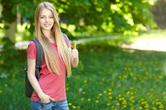 Le kvinnastudenten med ryggsäcken arkivbild Le kvinnastudenten med ryggsäcken arkivbild