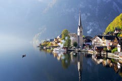 Le lac célèbre Hallstatt dans un matin brumeux d'automne image stock Le lac célèbre Hallstatt dans un matin brumeux d'automne image stock