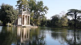 Le lac de la villa Borghese, le temple d'Aesculapius Le lac de la villa Borghese, le temple d'Aesculapius