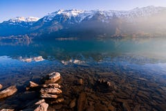 Le lac a placé plus loin au nord d'Interlaken, Brienzersee en Suisse Situé dans une vallée entre les montagnes photo libre de droits Le lac a placé plus loin au nord d'Interlaken, Brienzersee en Suisse Situé dans une vallée entre les montagnes photo libre de droits
