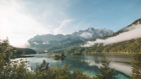 le laps de temps 4K du lac Eibsee en Bavière Allemagne opacifie pendant le lever de soleil le laps de temps 4K du lac Eibsee en Bavière Allemagne opacifie pendant le lever de soleil