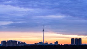 Le lever de soleil bleu et le panorama urbain avec la TV dominent Photographie stock libre de droits Le lever de soleil bleu et le panorama urbain avec la TV dominent Photographie stock libre de droits