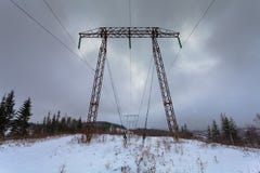 Le linee elettriche della trasmissione dell'elettricità su alta tensione del fondo dell'inverno si elevano Pilone della trasmissi Fotografia Stock Le linee elettriche della trasmissione dell'elettricità su alta tensione del fondo dell'inverno si elevano Pilone della trasmissi Fotografia Stock