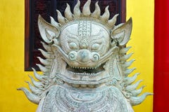 Le lion de gardien protège un temple bouddhiste chinois photos stock Le lion de gardien protège un temple bouddhiste chinois photos stock