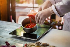 Le liquide rouge verse dans la casserole photos libres de droits Le liquide rouge verse dans la casserole photos libres de droits