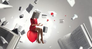 Le livre a dirigé la femme dans la robe rouge photos stock Le livre a dirigé la femme dans la robe rouge photos stock