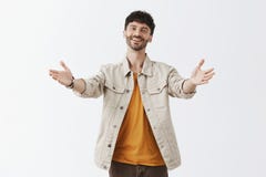 Le long temps aucun voient pour me donner une étreinte Portrait de type barbu beau amical avec les cheveux foncés dans le T-shirt images libres de droits Le long temps aucun voient pour me donner une étreinte Portrait de type barbu beau amical avec les cheveux foncés dans le T-shirt images libres de droits