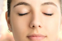 Le macro visage a tiré de la femme méditant avec des yeux fermés Photographie stock Le macro visage a tiré de la femme méditant avec des yeux fermés Photographie stock