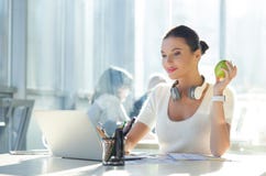 Le main-d'œuvre féminine mignon se repose dans le bureau photos libres de droits Le main-d'œuvre féminine mignon se repose dans le bureau photos libres de droits