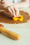 Le mani del bambino piccolo sta preparando la pasta, cuociono i biscotti nella cucina Concetto alto vicino del leasure della fami fotografia stock Le mani del bambino piccolo sta preparando la pasta, cuociono i biscotti nella cucina Concetto alto vicino del leasure della fami fotografia stock