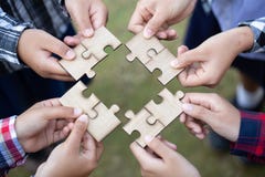 Le mani del puzzle di montaggio della diversa gente, gruppo messo raduna la ricerca la partita giusta, supporto di aiuto nel lavo fotografie stock Le mani del puzzle di montaggio della diversa gente, gruppo messo raduna la ricerca la partita giusta, supporto di aiuto nel lavo fotografie stock