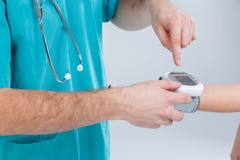 Le mani del ` s di medico premono i bottoni sul tonometer per misurare la pressione del ` s della ragazza isolamento Fine in su fotografie stock Le mani del ` s di medico premono i bottoni sul tonometer per misurare la pressione del ` s della ragazza isolamento Fine in su fotografie stock