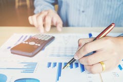 Le mani dell'uomo d'affari con il calcolatore all'ufficio e finanziario fotografie stock Le mani dell'uomo d'affari con il calcolatore all'ufficio e finanziario fotografie stock