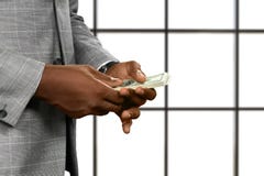 Le mani dell'uomo d'affari nero che tengono soldi immagini stock libere da diritti Le mani dell'uomo d'affari nero che tengono soldi immagini stock libere da diritti