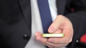 Le mani dell'uomo del primo piano facendo uso dello schermo attivabile al tatto del telefono cellulare stock footage Le mani dell'uomo del primo piano facendo uso dello schermo attivabile al tatto del telefono cellulare stock footage