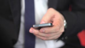 Le mani dell'uomo del primo piano facendo uso dello schermo attivabile al tatto del telefono cellulare archivi video Le mani dell'uomo del primo piano facendo uso dello schermo attivabile al tatto del telefono cellulare archivi video