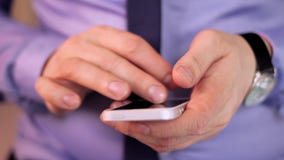 Le mani dell'uomo del primo piano facendo uso dello schermo attivabile al tatto del telefono cellulare stock footage Le mani dell'uomo del primo piano facendo uso dello schermo attivabile al tatto del telefono cellulare stock footage