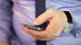 Le mani dell'uomo del primo piano facendo uso dello schermo attivabile al tatto del telefono cellulare stock footage Le mani dell'uomo del primo piano facendo uso dello schermo attivabile al tatto del telefono cellulare stock footage