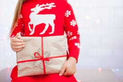 Le mani della bambina sta tenendo il regalo di Natale fotografia stock Le mani della bambina sta tenendo il regalo di Natale fotografia stock