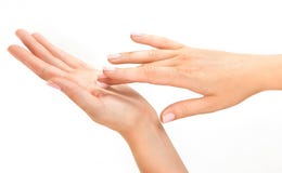 Le mani della bella donna scremano con attenzione fotografie stock libere da diritti Le mani della bella donna scremano con attenzione fotografie stock libere da diritti