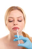 Le mani di acosmetician fanno un'iniezione di Botox nelle labbra di una donna Isolato immagine stock Le mani di acosmetician fanno un'iniezione di Botox nelle labbra di una donna Isolato immagine stock