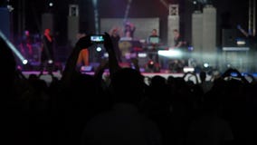 Le mani felici degli aumenti del pubblico del fondo del video di movimento lento mostrano che sala da concerto del cuore di forma archivi video Le mani felici degli aumenti del pubblico del fondo del video di movimento lento mostrano che sala da concerto del cuore di forma archivi video