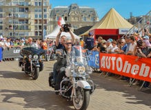 LE MANS FRANKRIKE - JUNI 16, 2017: Cyklister med en Harley Davidson moped på en ståta av att springa för piloter Fotografering för Bildbyråer LE MANS FRANKRIKE - JUNI 16, 2017: Cyklister med en Harley Davidson moped på en ståta av att springa för piloter Fotografering för Bildbyråer