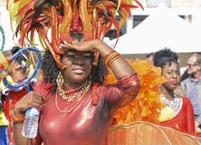 LE MANS, FRANÇA - 22 DE ABRIL DE 2017: Dança da mulher do jazz A de Evropa do festival em trajes das caraíbas fotos de stock LE MANS, FRANÇA - 22 DE ABRIL DE 2017: Dança da mulher do jazz A de Evropa do festival em trajes das caraíbas fotos de stock