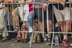LE MANS, ΓΑΛΛΙΑ - 16 ΙΟΥΝΊΟΥ 2017: Ένα πλήθος των ανθρώπων και των παιδιών πίσω από το εμπόδιο σε μια παρέλαση των πιλότων στοκ εικόνες LE MANS, ΓΑΛΛΙΑ - 16 ΙΟΥΝΊΟΥ 2017: Ένα πλήθος των ανθρώπων και των παιδιών πίσω από το εμπόδιο σε μια παρέλαση των πιλότων στοκ εικόνες