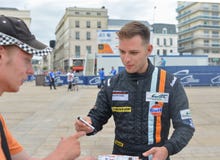 LE MANS, ΓΑΛΛΙΑ - 11 ΙΟΥΝΊΟΥ 2017: Ο Nick ενθαρρύνει την ομάδα της Porsche 911 GT3 παρέλαση RSR των πιλότων που συναγωνίζονται 24 Στοκ Φωτογραφία LE MANS, ΓΑΛΛΙΑ - 11 ΙΟΥΝΊΟΥ 2017: Ο Nick ενθαρρύνει την ομάδα της Porsche 911 GT3 παρέλαση RSR των πιλότων που συναγωνίζονται 24 Στοκ Φωτογραφία