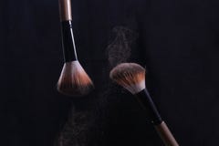 Le maquillage balaye l'éclaboussure de poudre image libre de droits Le maquillage balaye l'éclaboussure de poudre image libre de droits