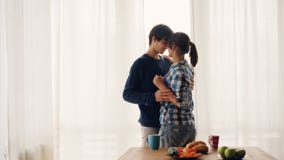 Le mari affectueux et l'épouse des jeunes dansent dans la cuisine et embrassent rire et sourire appréciant le moment romantique à clips vidéos Le mari affectueux et l'épouse des jeunes dansent dans la cuisine et embrassent rire et sourire appréciant le moment romantique à clips vidéos