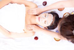 Le masseur masse sur la belle épaule de client pendant le charme image libre de droits Le masseur masse sur la belle épaule de client pendant le charme image libre de droits