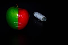 Le mele sul nero backgroundgreen e Apple rosso sulle carte da parati nere di un fondo, alimento sano immagine stock Le mele sul nero backgroundgreen e Apple rosso sulle carte da parati nere di un fondo, alimento sano immagine stock