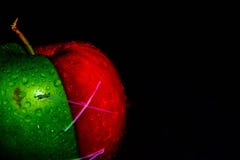 Le mele sul nero backgroundgreen e Apple rosso sulle carte da parati nere di un fondo, alimento sano immagine stock libera da diritti Le mele sul nero backgroundgreen e Apple rosso sulle carte da parati nere di un fondo, alimento sano immagine stock libera da diritti