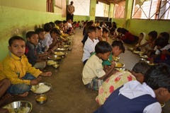 Le mi programme de repas de jour, une initiative de Gouvernement Indien, fonctionne dans une école primaire Les élèves prennent l image libre de droits Le mi programme de repas de jour, une initiative de Gouvernement Indien, fonctionne dans une école primaire Les élèves prennent l image libre de droits