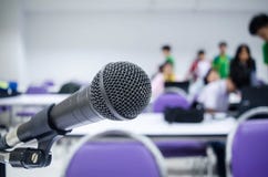 Le microphone en gros plan le contexte sera les gens photographie stock Le microphone en gros plan le contexte sera les gens photographie stock