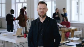 Le milieu réussi a vieilli le directeur d'entreprise de Président masculin européen heureux dans le costume formel souriant à la clips vidéos Le milieu réussi a vieilli le directeur d'entreprise de Président masculin européen heureux dans le costume formel souriant à la clips vidéos